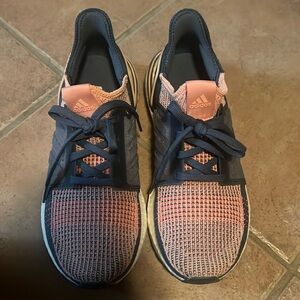 Women Ultroost sneakers wore only once size 8